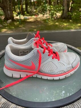 Nike Women's Light Gray Sneakers 7.5